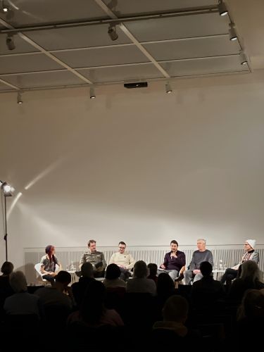 Podium im Oberlichtsaal der Stadtbibliothek Podium im Oberlichtsaal der Stadtbibliothek